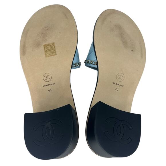 Chanel 2024 Interlocking CC Logo Quilted Chain Heeled Slides in Blue & Black - Picture 15 of 15